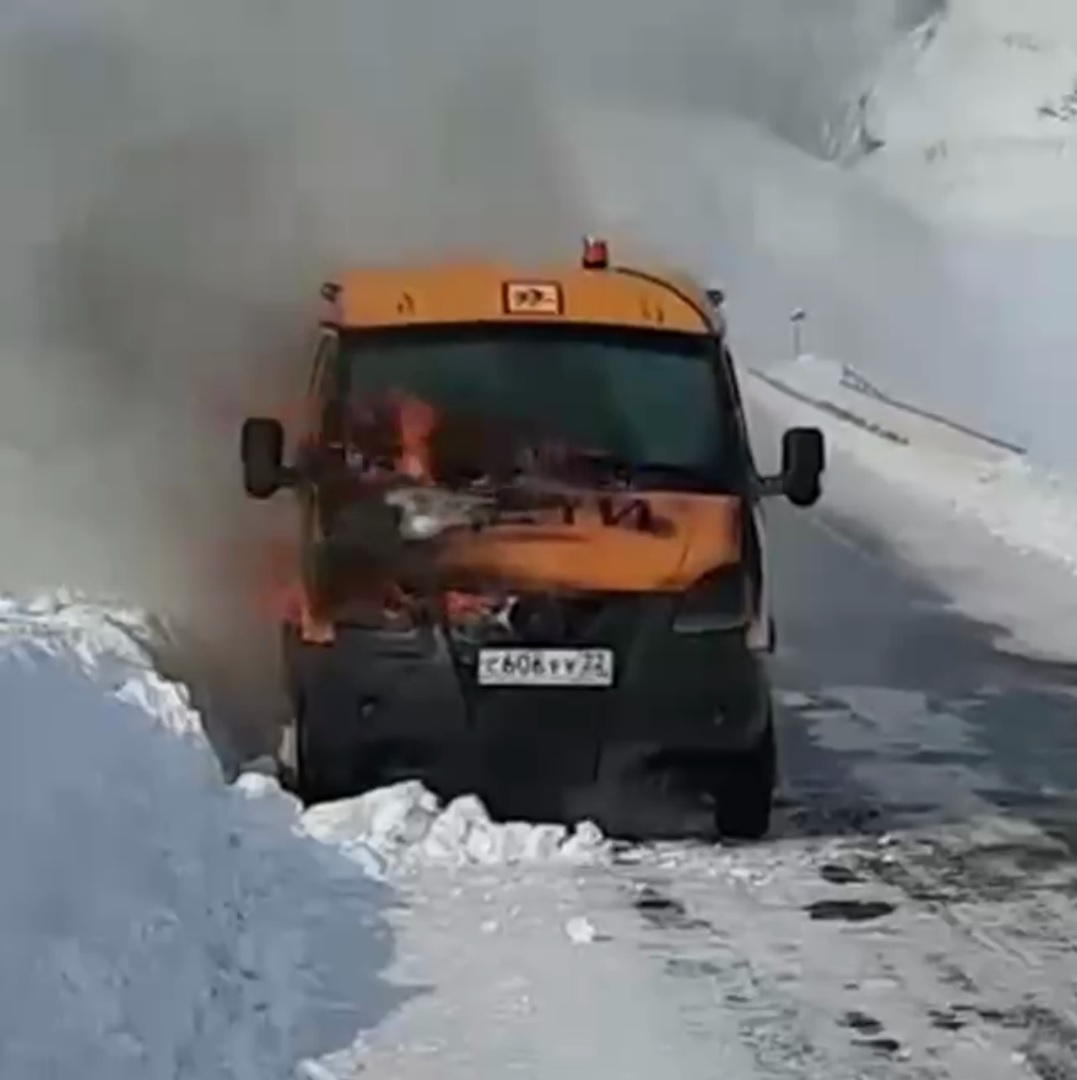 Школьный автобус детьми загорелся алтайской трассе