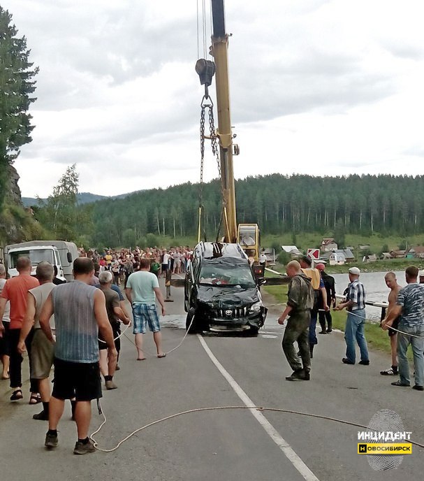 На Алтае внедорожник с людьми упал в Бию