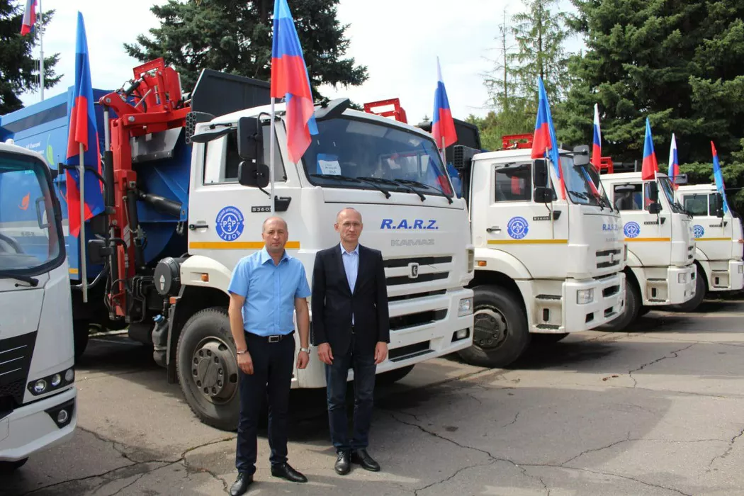 Алтайский край помог подшефному району ЛНР автобусами и спецтехникой