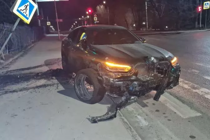 Протаранивший забор спорткомплекса «Обь» в Барнауле BMW пригнали на спецстоянку