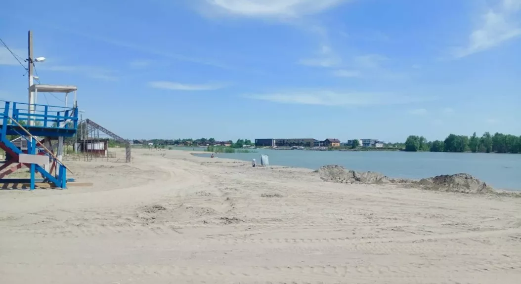 В Барнауле на изрытый неизвестными добытчиками пляж завезли новый песок