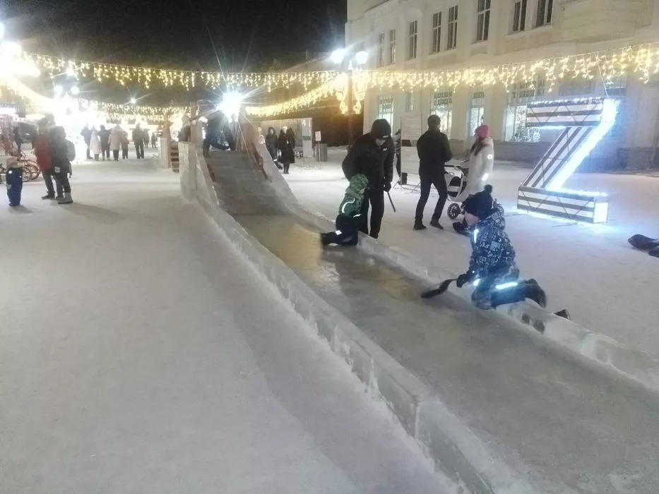 Мэрия снова «прокатила» барнаульскую детвору с горками