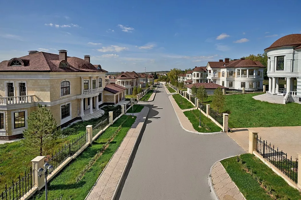«Город стал во многом проигрывать»: алтайские эксперты объяснили причины всплеска популярности загородного жилья
