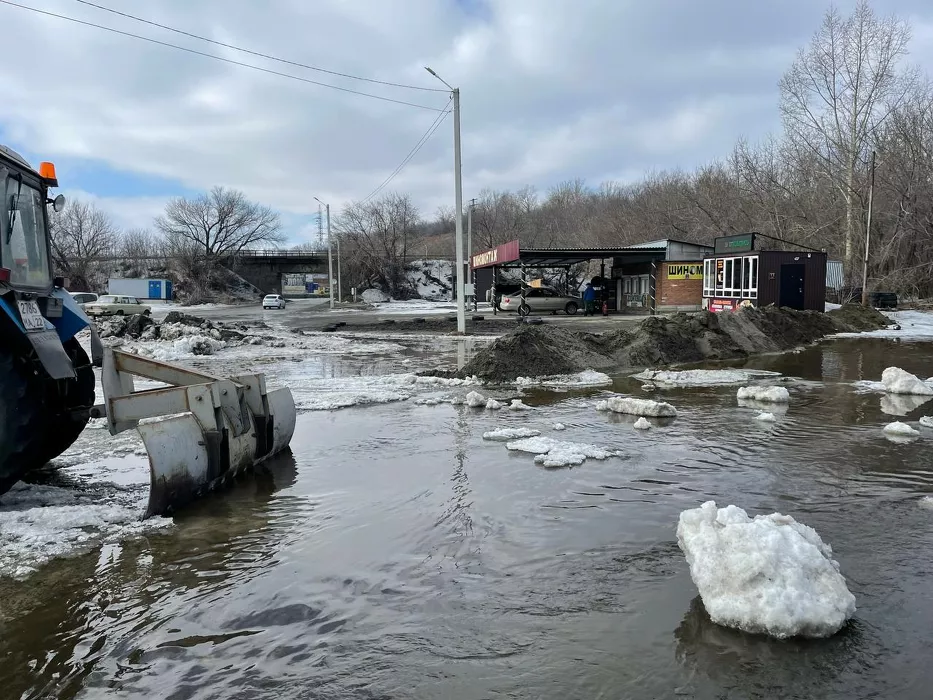 Бийские коммунальщики борются с талыми водами в подтопленном микрорайоне