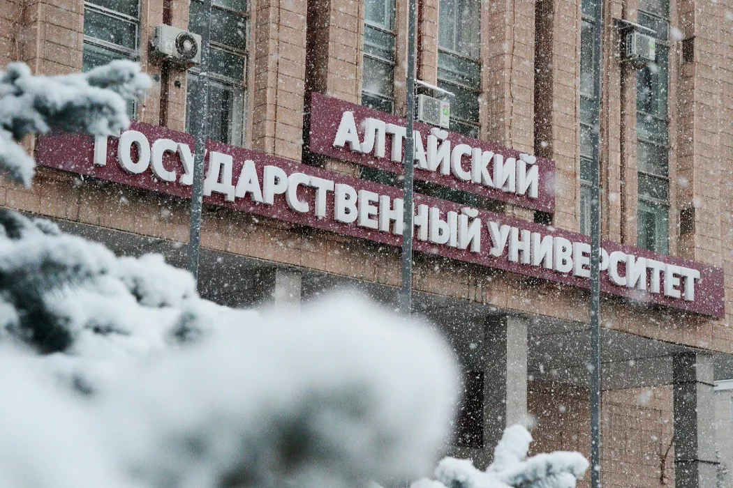В Алтайском госуниверситете проводят проверку после заявлений о студвечеринке с признаками «нетрадиционных ценностей» (18+)
