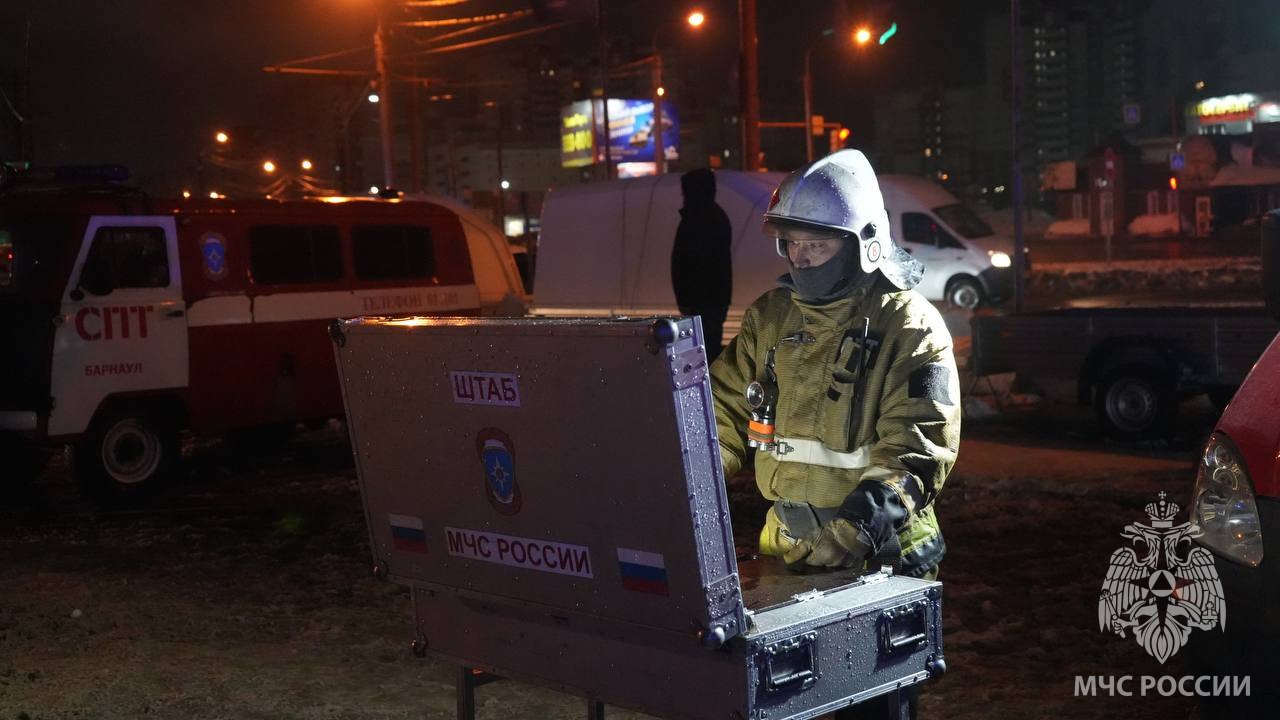 Пожарный пострадал в ходе тушения торгового центра в Барнауле (обновлено)