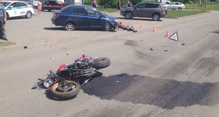В Бийске водитель Toyota насмерть сбил мотоциклиста