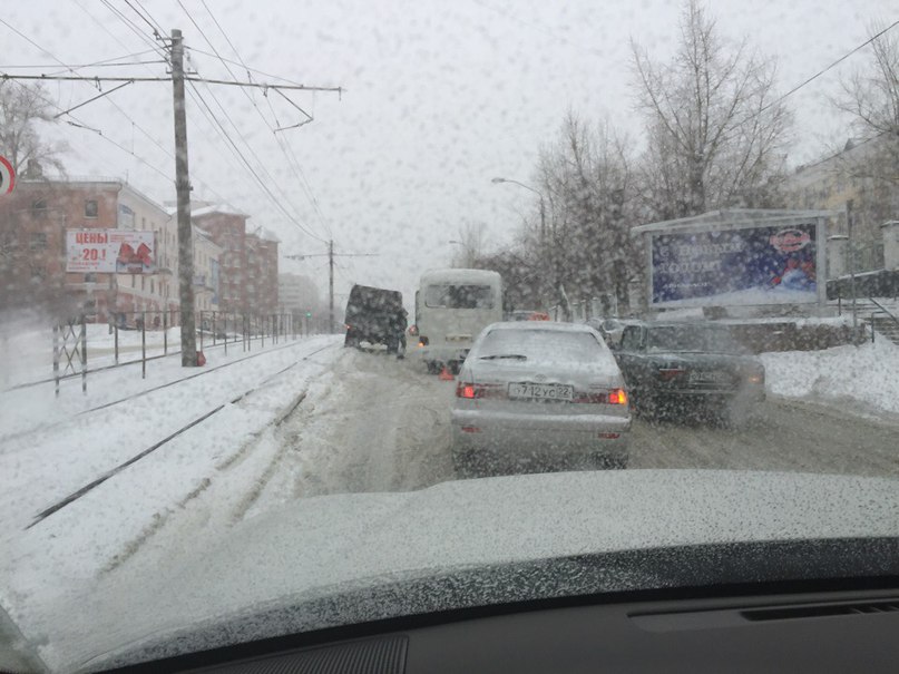 «А снег не знал и падал»: Алтайский край превратился в большую автомобильную «пробку»