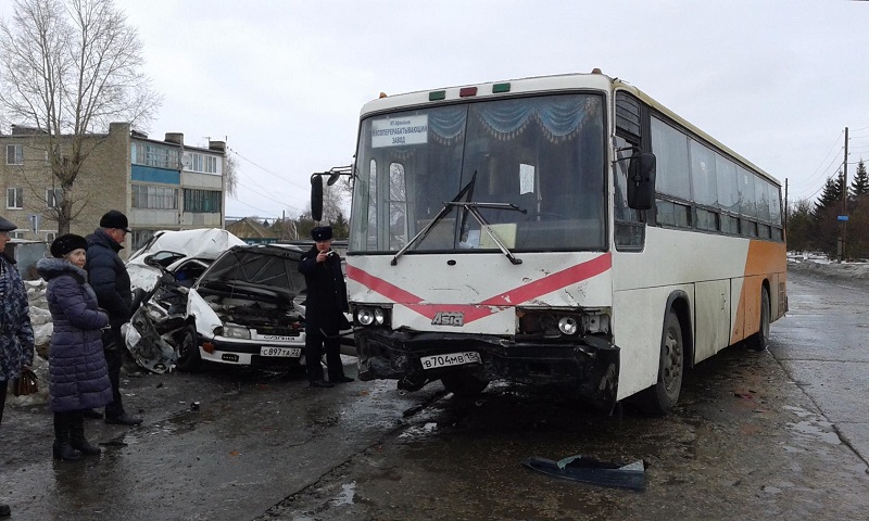 В страшном столкновении Toyota с автобусом погибли двое жителей Заринска