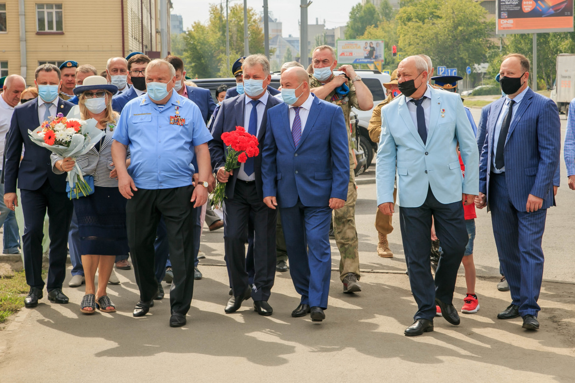 Маски на открытие сквера десантников взяли не все