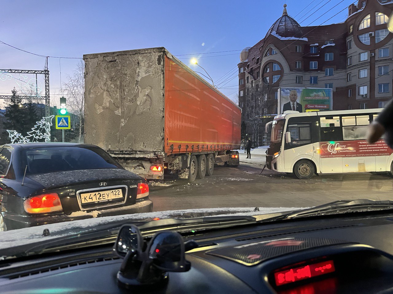 Пассажирка барнаульского автобуса пострадала в столкновении с фурой |  10.01.2024 | Барнаул - БезФормата