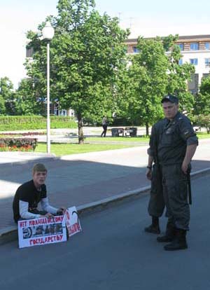 В Барнауле ещё один активист &quot;Левого фронта&quot;
устроил одиночный пикет против милицейского произвола, а также -  в
поддержку избитого Даниила Полторацкого.