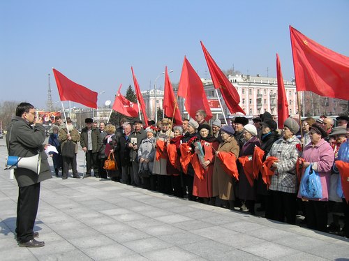 На митинге в день рожденья Ленина
барнаульские коммунисты призвали объединиться для защиты
бесплатного образования и здравоохранения.