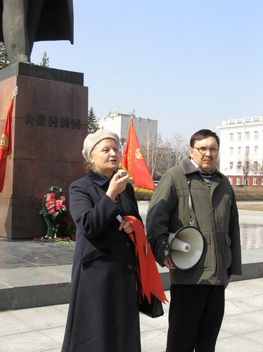 На митинге в день рожденья Ленина
барнаульские коммунисты призвали объединиться для защиты
бесплатного образования и здравоохранения.