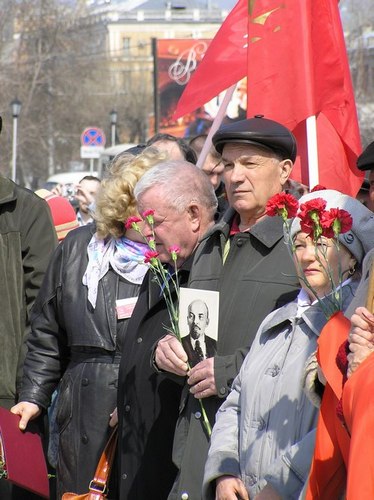 На митинге в день рожденья Ленина
барнаульские коммунисты призвали объединиться для защиты
бесплатного образования и здравоохранения.