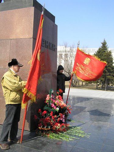 На митинге в день рожденья Ленина
барнаульские коммунисты призвали объединиться для защиты
бесплатного образования и здравоохранения.