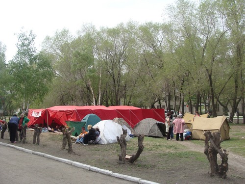 Эту ночь участники голодовки в Рубцовске вновь проведут на
улице - &quot;палаточный городок&quot; разрастается.