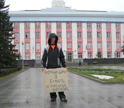 В Барнауле акцию алтайских справедливороссов, выступивших
против &quot;ночной торговли&quot; алкоголем, разогнали милиционеры.
Фоторепортаж.