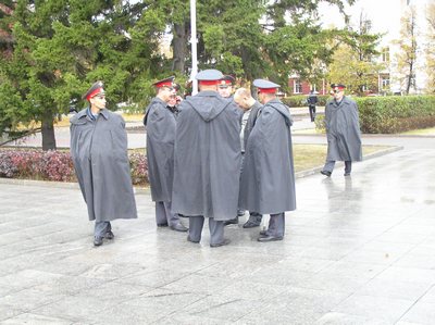 В Барнауле акцию алтайских справедливороссов, выступивших
против &quot;ночной торговли&quot; алкоголем, разогнали милиционеры.
Фоторепортаж.