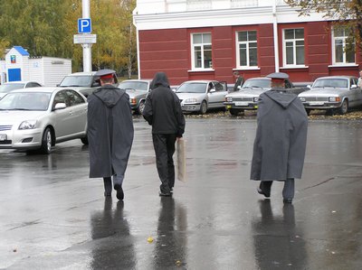 В Барнауле акцию алтайских справедливороссов, выступивших
против &quot;ночной торговли&quot; алкоголем, разогнали милиционеры.
Фоторепортаж.