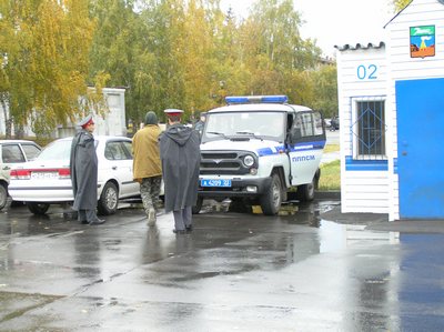 В Барнауле акцию алтайских справедливороссов, выступивших
против &quot;ночной торговли&quot; алкоголем, разогнали милиционеры.
Фоторепортаж.