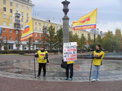 В Барнауле акцию алтайских справедливороссов, выступивших
против &quot;ночной торговли&quot; алкоголем, разогнали милиционеры.
Фоторепортаж.