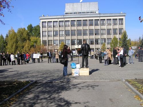 &quot;Господа чиновники! Умерьте чувства ЛОКТЯ&quot;:в Барнауле прошёл митинг против
отмены  выборов главы города.