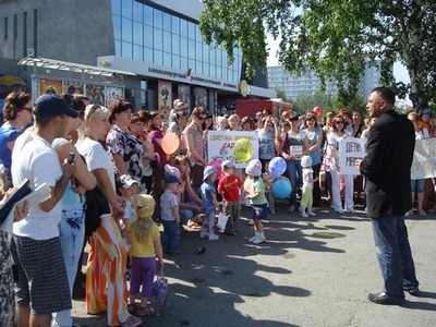 &quot;Дети в очереди - позор!&quot;: в Барнауле прошел митинг  родителей, требующих  
 обеспечить детей местами в
детсадах.  Фото.