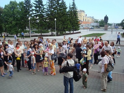 &quot;Дети в очереди - позор!&quot;: в Барнауле прошел митинг  родителей, требующих  
 обеспечить детей местами в
детсадах.  Фото.