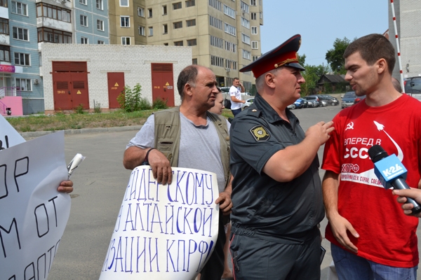 В Барнауле прошел пикет в поддержку экс-руководителя горкома КПРФ Андрея Сартакова. Фото.