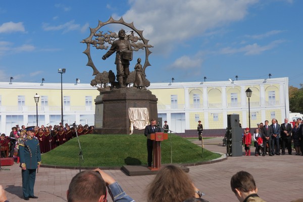 &quot;Нам еще постигать 
и постигать его многомерную философскую суть&quot;: фоторепортаж с открытия памятника &quot;Его Величеству Крестьянину&quot; в Барнауле.