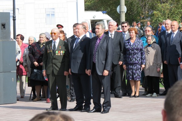 &quot;Нам еще постигать 
и постигать его многомерную философскую суть&quot;: фоторепортаж с открытия памятника &quot;Его Величеству Крестьянину&quot; в Барнауле.