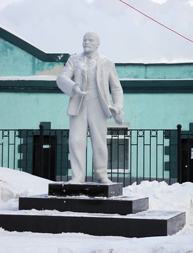 Памятник Ленину с площади Октября перекрасили и установили на Барнаульском КЖБИ-2. Фото.