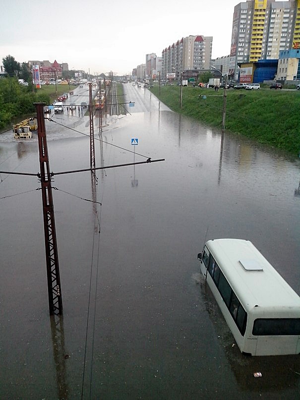 Вода, вода, кругом вода: «ливневка» в Барнауле снова не справилась с последствиями стихии