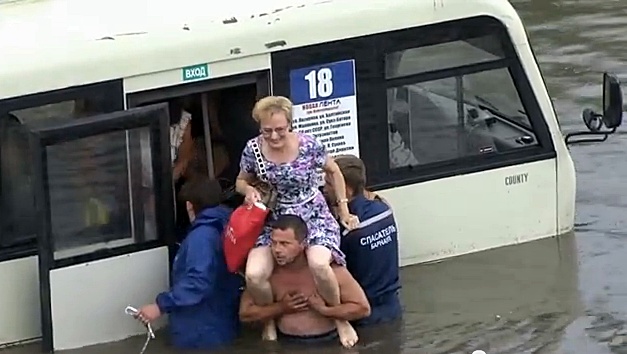 Вода, вода, кругом вода: «ливневка» в Барнауле снова не справилась с последствиями стихии