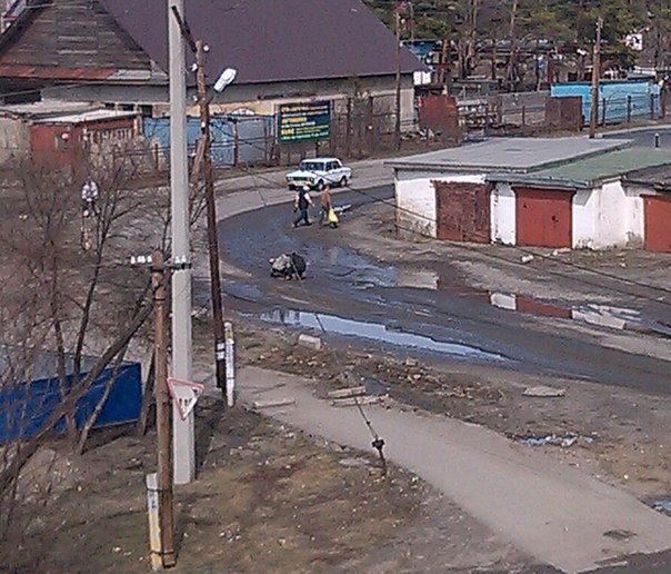 Местные жители засыпают яму на одной из улиц Бийска