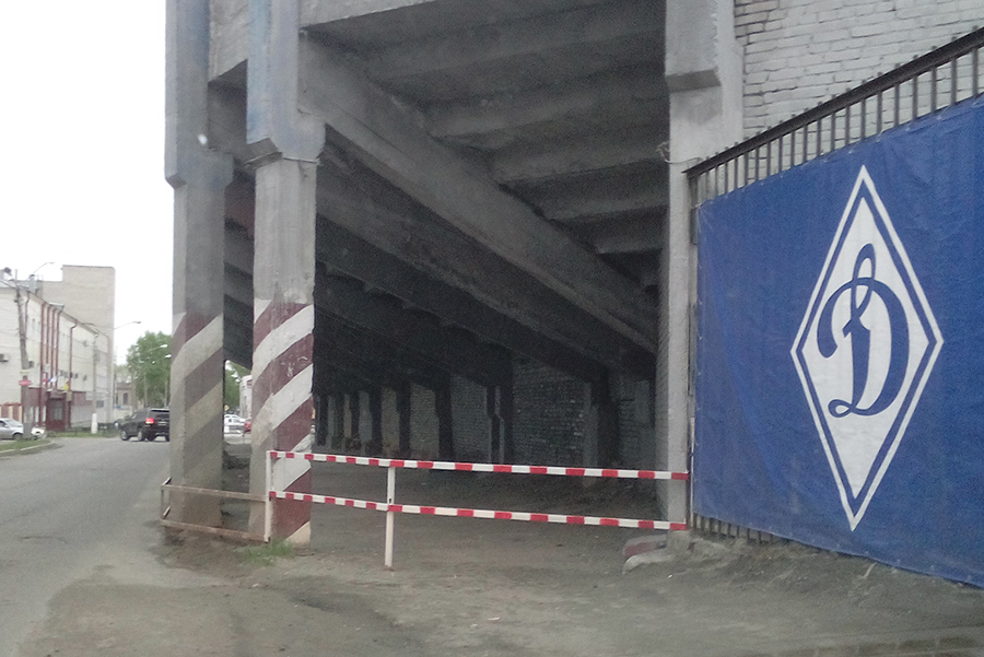 Проход под восточной трибуной стадиона «Динамо» в Барнауле перекрыт по требованию прокуратуры