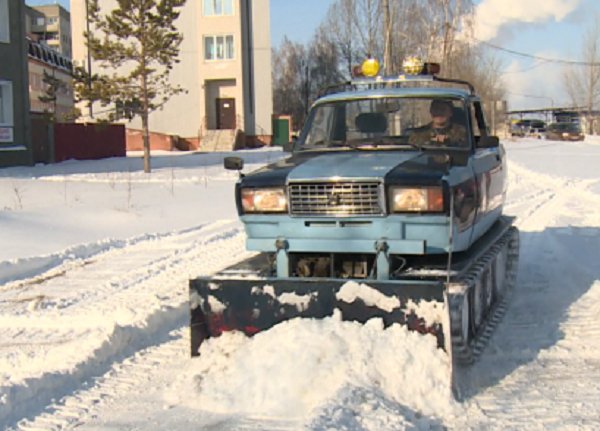 Ярославец переоборудовал свою машину в снегоуборочную