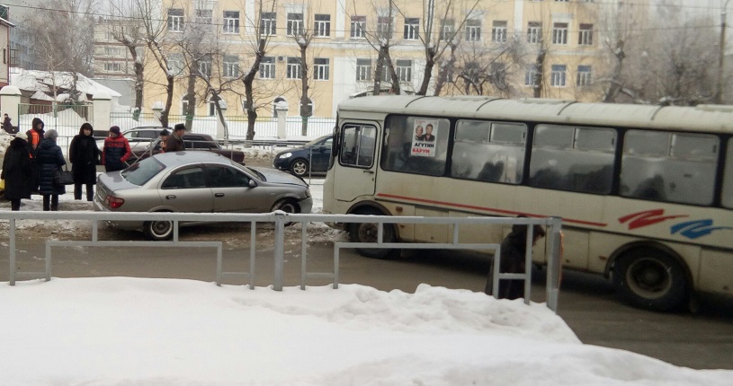 Барнаульский «автобус-фигурист» после вращения парализовал центральный городской проспект