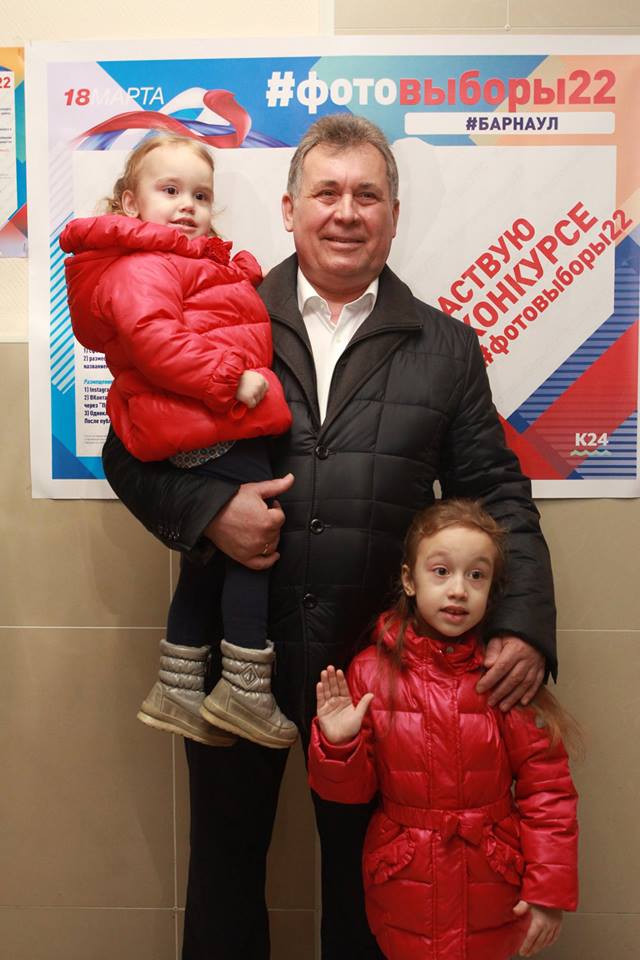 Александр Романенко пришел с внучками