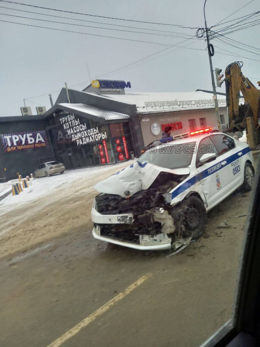 В Барнауле машина ДПС врезалась в трактор во время погони