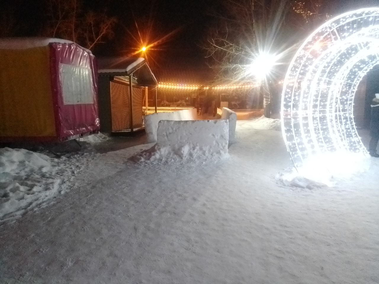 Ограждение вокруг горки в Центральном парке