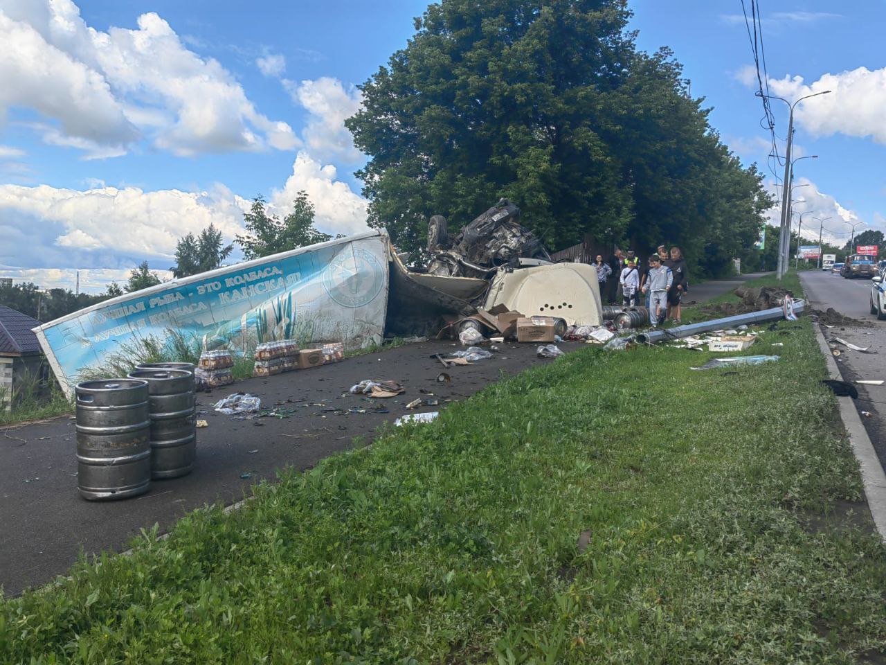 В Бийске перевернулась груженая пивом фура | 19.06.2024 | Барнаул -  БезФормата