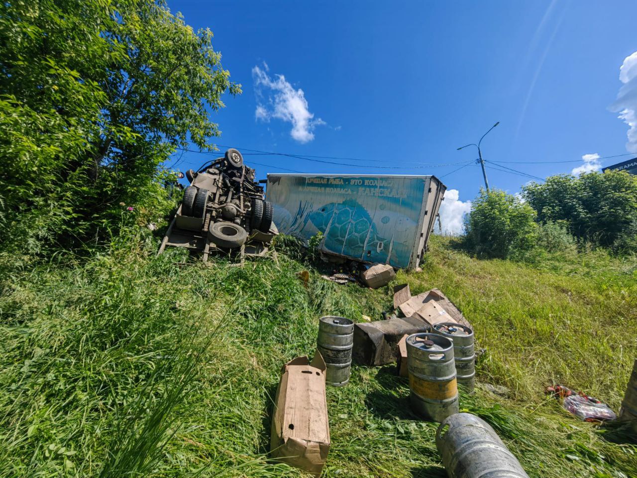 В Бийске перевернулась груженая пивом фура | 19.06.2024 | Барнаул -  БезФормата