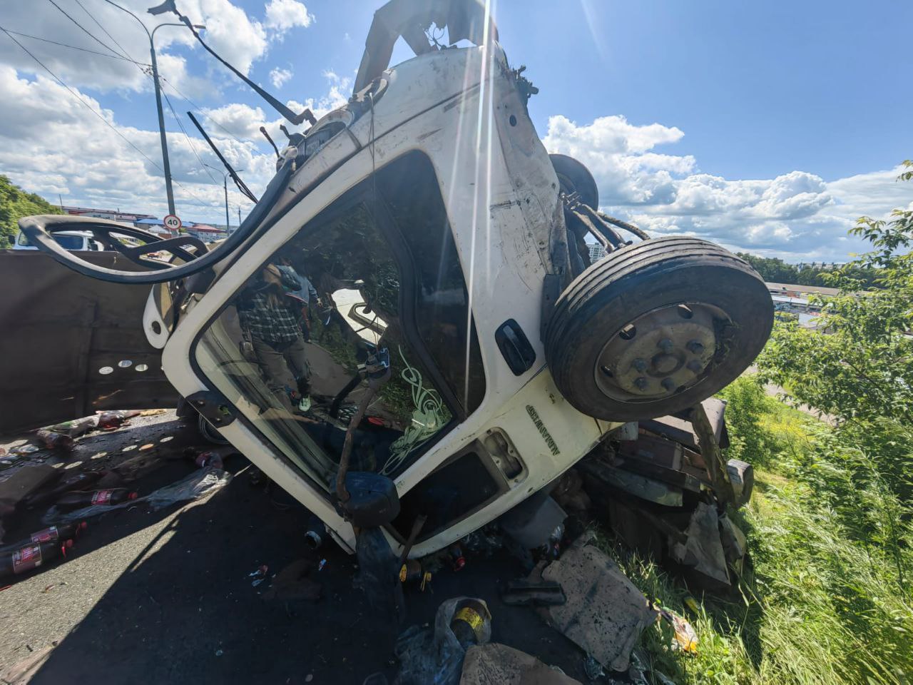 В Бийске перевернулась груженая пивом фура | 19.06.2024 | Барнаул -  БезФормата