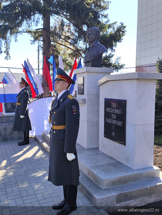 Первый монумент в память об участнике СВО открыли в Алтайском крае