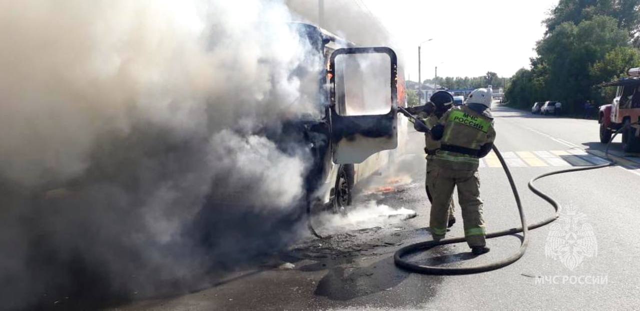 В Бийске пассажирам пришлось спешно покидать горящий автобус | 31.07.2023 |  Барнаул - БезФормата