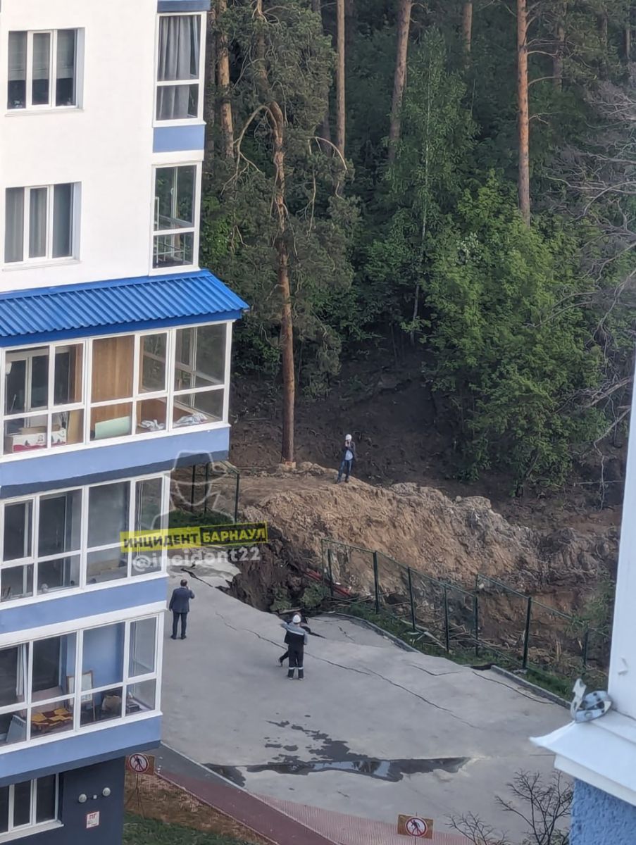 Часть двора новостройки в Барнауле провалилась под землю из-за движения грунта
