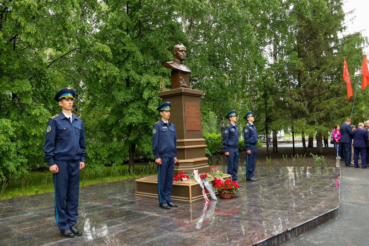 В Барнауле открыли памятник Георгию Жукову | 13.06.2024 | Барнаул -  БезФормата